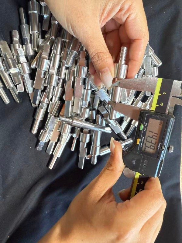 Tuoyuan Metal tiến hành kiểm tra chất lượng các sản phẩm phụ tùng ô tô