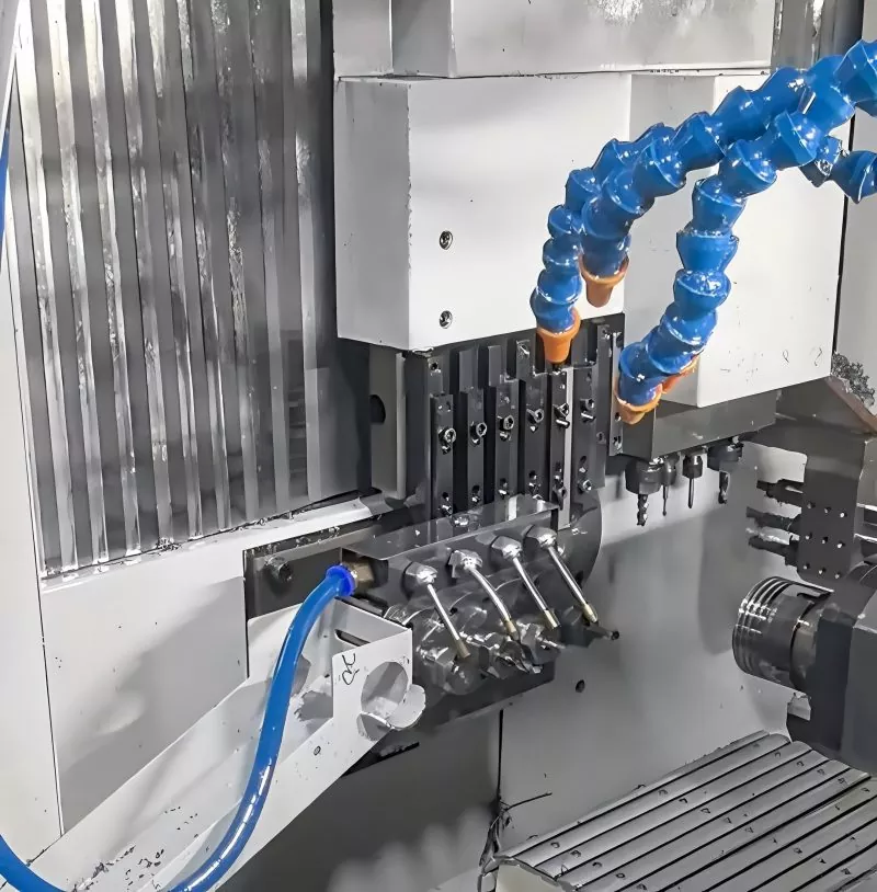 Xe máy Zhangxue đua trên đường đua, được hỗ trợ mạnh mẽ bởi Tuoyuan Metal